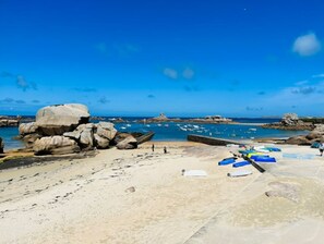 Una playa cerca, sillas reclinables de playa