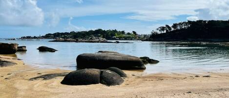 Vlak bij het strand, ligstoelen