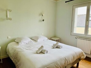 5 bedrooms, desk, iron/ironing board, free WiFi