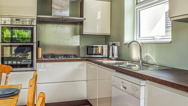 Dishwasher - 3 bedroom accommodation in Poole (Poole)