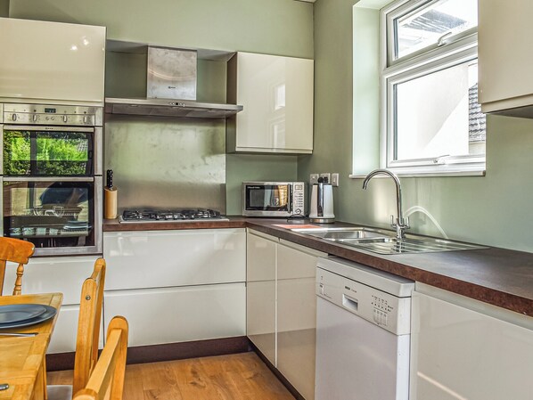 Dishwasher - 3 bedroom accommodation in Poole (Poole)