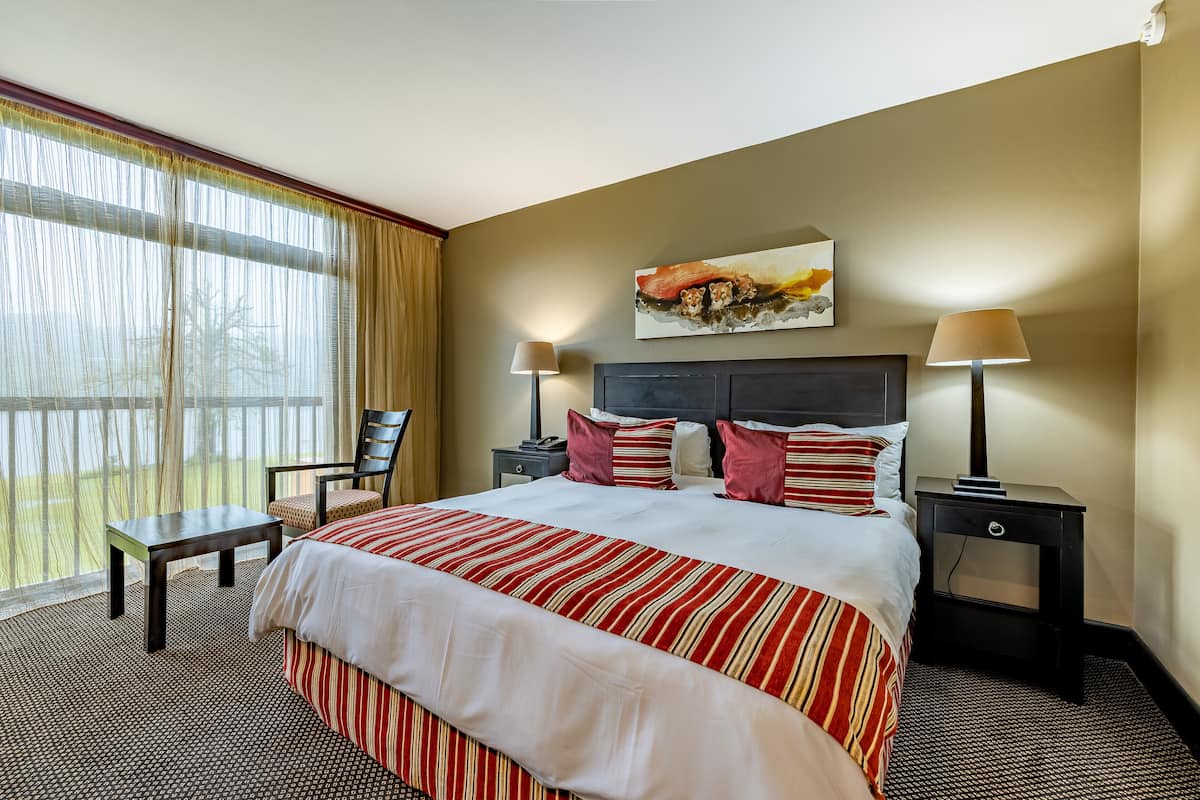 Leisure King with Lake View | 1 Schlafzimmer, individuell dekoriert, individuell eingerichtet