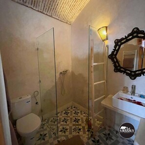 Asciugacapelli, bidet, asciugamani, sapone