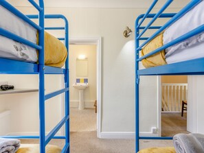 A bunk bed room with a sink and a mirror. - The Farmhouse - UKC6678 (Betws Yn Rhos)