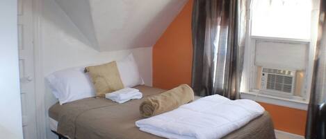 Tabla de planchar con plancha, wifi y ropa de cama