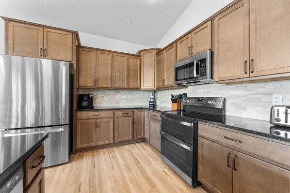 Private kitchen - Lake Views, Private Hot Tub, Indoor and Outdoor Pool, Playground, Sleeps 24! (Branson)