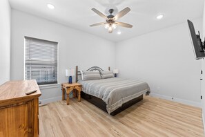 7 bedrooms, iron/ironing board, free WiFi, bed sheets - Lake Views, Private Hot Tub, Pool and Sleeps 24! (Branson)