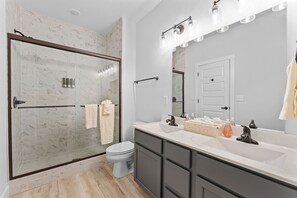 Dusche, Haartrockner, Handtücher, Seife