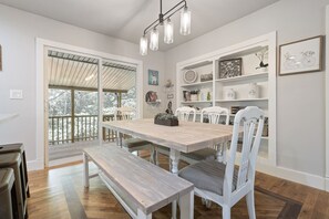 Dining - Bella's Vista - Hound Dog Haven (Bella Vista)