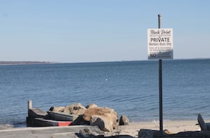 Sun-loungers, beach towels - Coastal Black Point Beach House (East Lyme)