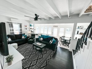 Smart-TV, Kamin, Bücher, Musikbibliothek