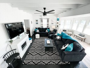 Smart-TV, Kamin, Bücher, Musikbibliothek