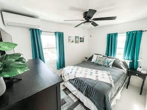 3 bedrooms, iron/ironing board, free WiFi, bed sheets - Coastal Black Point Beach House (East Lyme)