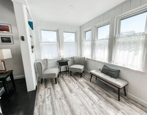 Smart-TV, Kamin, Bücher, Musikbibliothek