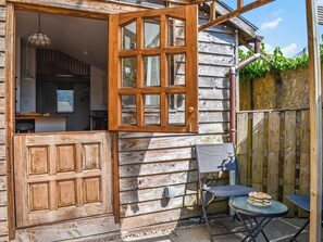 Outdoor dining - 1 bedroom accommodation in Falmouth (Falmouth)