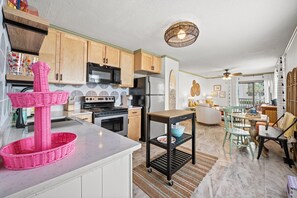 冷蔵庫、電子レンジ、オーブン、コンロ