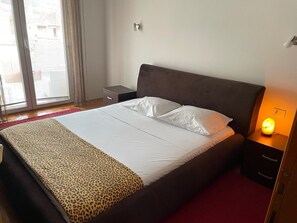 1 habitación, tabla de planchar con plancha, wifi gratis y ropa de cama 