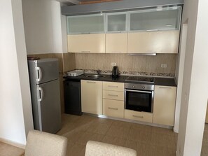 Fridge, oven, stovetop, cookware/dishes/utensils