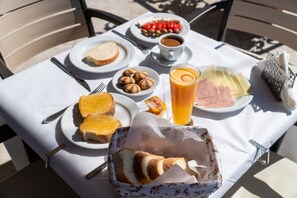 Free daily continental breakfast  - Athina Hotel (Corfu)