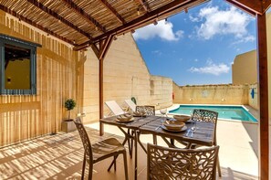 屋外ダイニングエリア