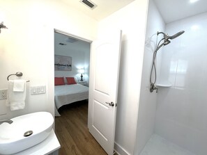Douche, sèche-cheveux, serviettes fournies, savon