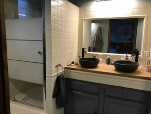 Regadera, secadora de cabello, toallas, papel de baño 