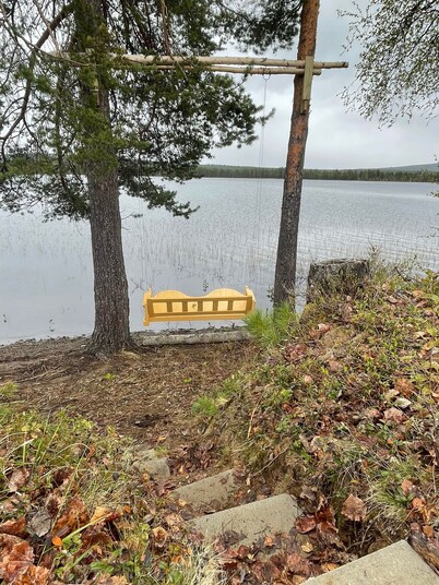 Cozy vacation cabin by the lake in Lapland