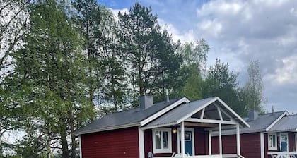 Gemütliche Ferienhütte am See in Lappland