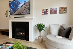 Living area - Beautiful brand new 4 bedroom, 3 bath home - Port Stanley, ON Kokomo Beach Club  (Port Stanley)