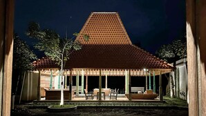 Ein traditionelles Gebäude mit Ziegeldach und überdachter Veranda.