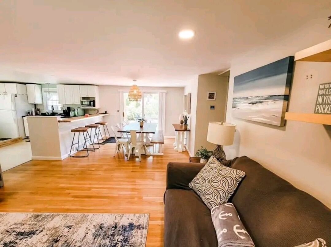 Smart TV, chimenea y libros 