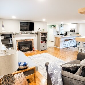 Smart-TV, Kamin, Bücher