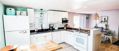 Geladeira, micro-ondas, fogão, cooktop