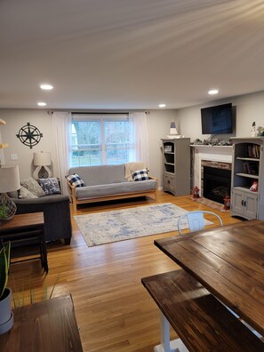 Smart-TV, Kamin, Bücher