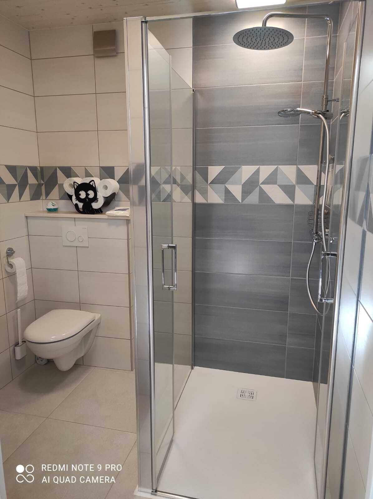 Een douche, een haardroger, toiletpapier