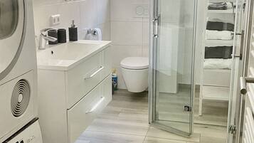 Dusche, Haartrockner, Handtücher, Seife