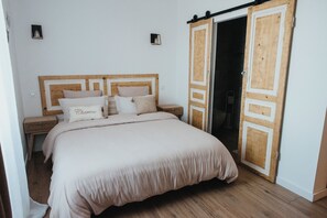 4 sovrum, skrivbord, strykjärn/strykbräda och resesäng