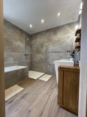 Dusche, Haartrockner, Handtücher