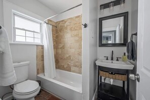 Shower, hair dryer, towels, soap - 3 bedroom 1 bath house-Free Parking-10 min to EWR. (Irvington)