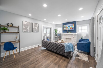 Lavish 3 Bedroom 1 Bath house-10 minutes to EWR/ FREE parking for multiple cars.