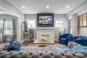 Smart TV, books - Lavish 3 Bedroom 1 Bath house-10 minutes to EWR/ FREE parking for multiple cars. (Irvington)