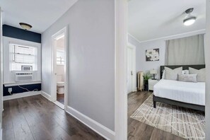 5 bedrooms, iron/ironing board, travel cot, free WiFi - 3 bedroom 1 bath house-Free Parking-10 min to EWR. (Irvington)