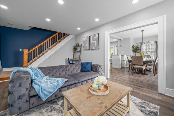 Smart TV, books - Lavish 3 Bedroom 1 Bath house-10 minutes to EWR/ FREE parking for multiple cars. (Irvington)