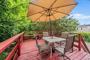 Outdoor dining - 3 bedroom 1 bath house-Free Parking-10 min to EWR. (Irvington)
