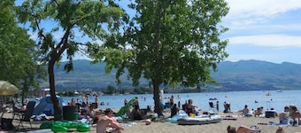 Gyro Beach Haven: Hot Tub, Parking, Pet-Friendly