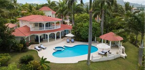 Piscina all'aperto, una piscina riscaldata