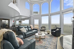 Una Smart TV, una chimenea, videojuegos, libros