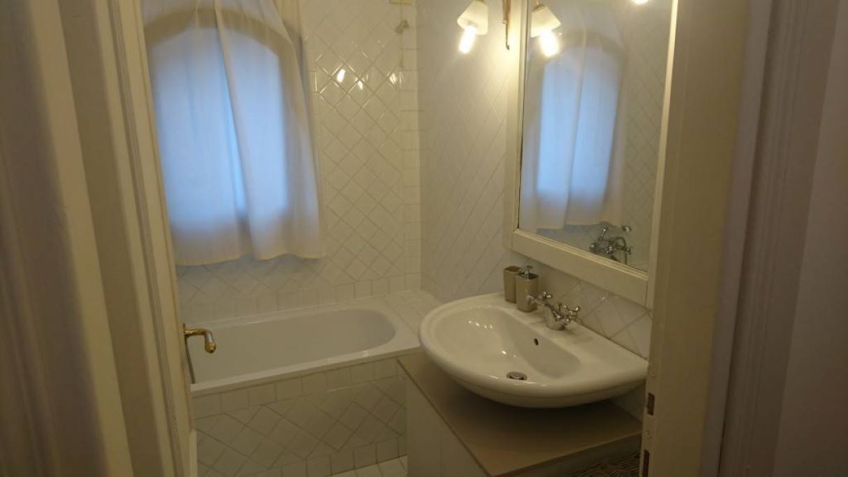 Secadora de cabello, bidet, toallas, jabón 