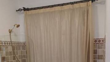 Haartrockner, Bidet, Handtücher, Seife