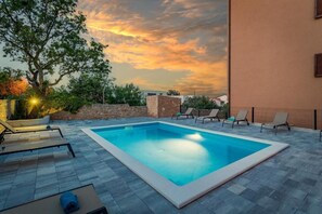 حمّام سباحة خارجي